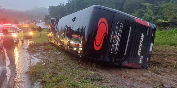 Ônibus com 49 passageiros sai da pista na BR-116 em Campina Grande do Sul