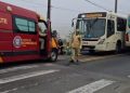 Adolescente é atropelada por ônibus em frente a colégio e vai parar embaixo do coletivo, em Colombo