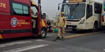 Adolescente é atropelada por ônibus em frente a colégio e vai parar embaixo do coletivo, em Colombo