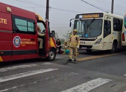 Adolescente é atropelada por ônibus em frente a colégio e vai parar embaixo do coletivo, em Colombo