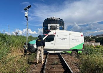 Ambulância é atingida por trem em cruzamento ferroviário no Paraná, veja o vídeo