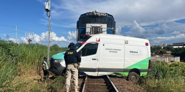 Ambulância é atingida por trem em cruzamento ferroviário no Paraná, veja o vídeo