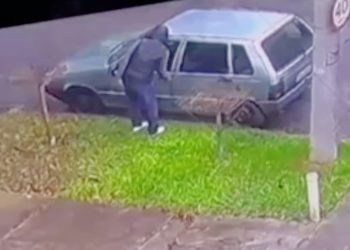 Câmera flagra criminoso furtando Fiat Uno em poucos segundos em Curitiba
