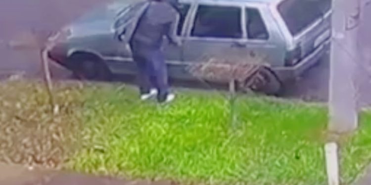 Câmera flagra criminoso furtando Fiat Uno em poucos segundos em Curitiba