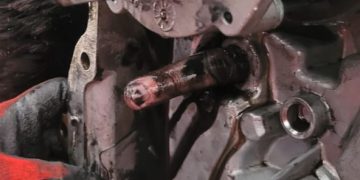 Bombeiros e SAMU realizam resgate de 3 horas após mecânico ficar com dedo preso na caixa de caminhonete