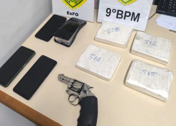 Quatro pessoas são presas com drogas e arma de fogo durante operação da PM em Paranaguá
