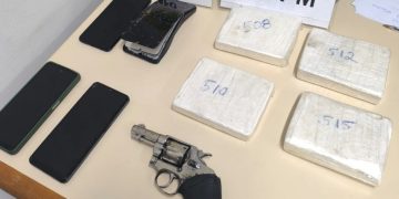 Quatro pessoas são presas com drogas e arma de fogo durante operação da PM em Paranaguá