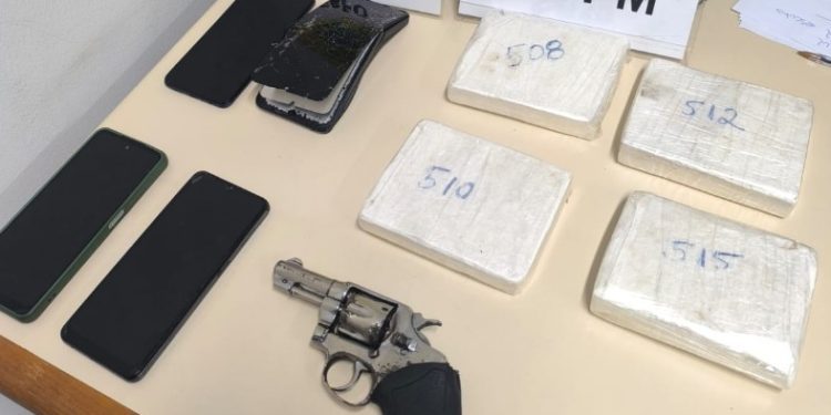Quatro pessoas são presas com drogas e arma de fogo durante operação da PM em Paranaguá