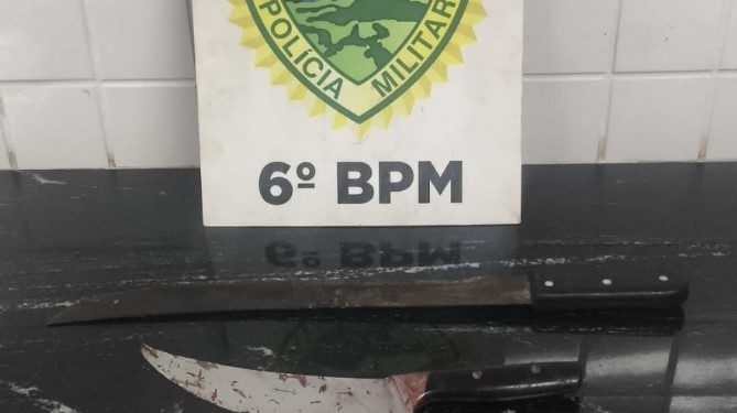 Homem invade casa, é atingido com facão e acaba preso