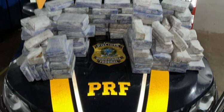 PRF apreende carregamento de 110 quilos de cocaína em caminhonete na BR-376
