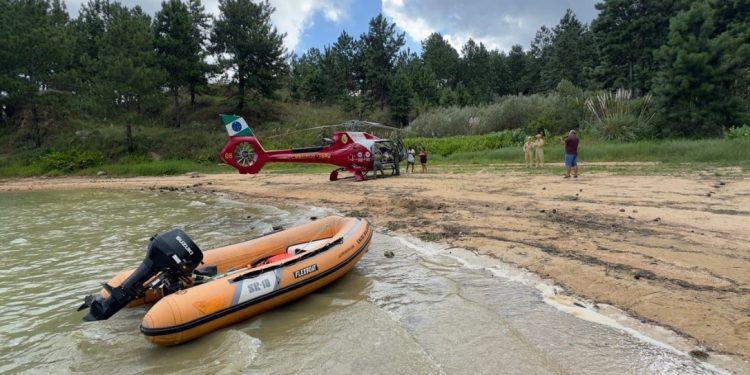 Jovem venezuelano é resgatado de helicóptero após se afogar na Represa do Passaúna