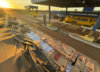 PRF apreende 600 mil maços de cigarros contrabandeados em carreta no Paraná