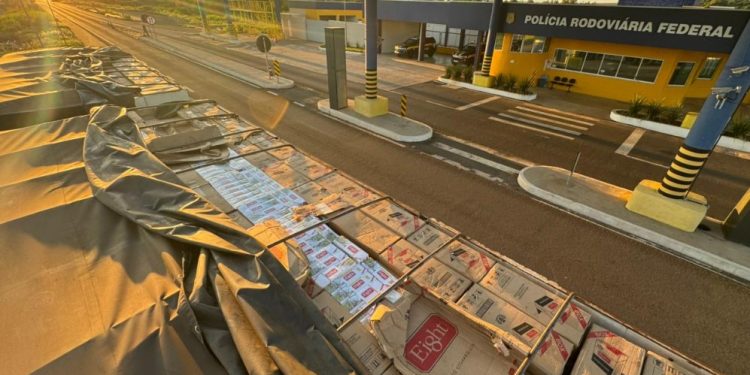 PRF apreende 600 mil maços de cigarros contrabandeados em carreta no Paraná
