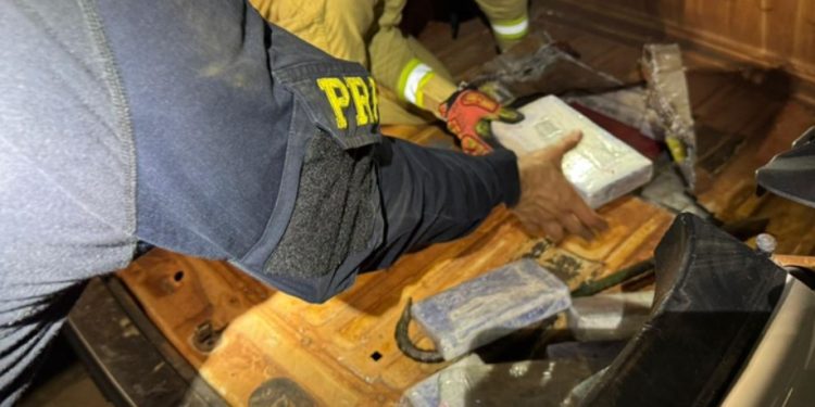 PRF apreende mais de 130 kg de drogas de alto valor escondidas em veículos no Paraná