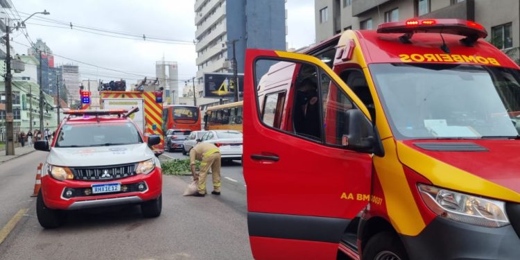 Jovem em bike elétrica atropela homem na canaleta exclusiva de ônibus