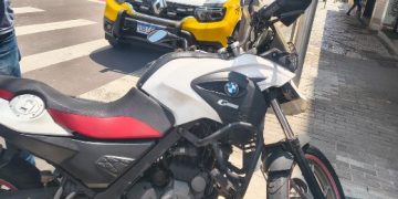 Criminosos abandonam moto furtada após fuga pelo centro de Curitiba