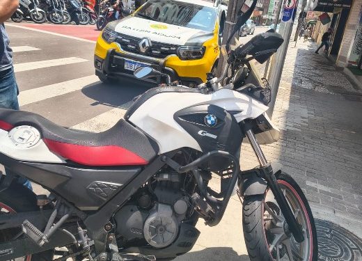 Criminosos abandonam moto furtada após fuga pelo centro de Curitiba