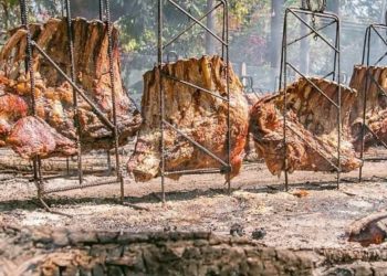 Paróquia na CIC prepara mais de uma tonelada de costela fogo de chão para festa neste domingo em Curitiba