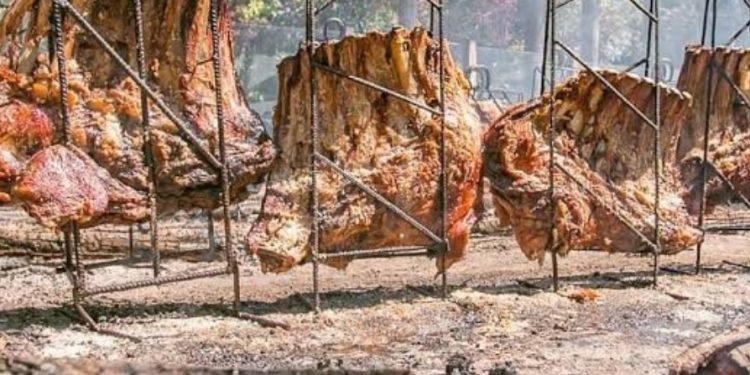 Paróquia na CIC prepara mais de uma tonelada de costela fogo de chão para festa neste domingo em Curitiba