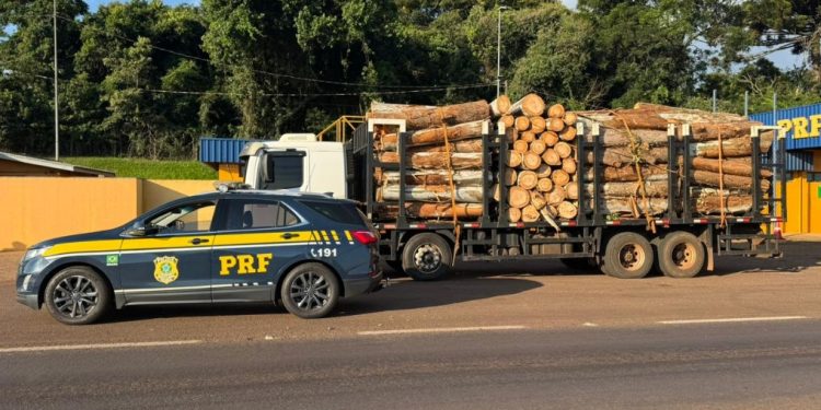 PRF flagra caminhão com 15 toneladas de excesso de carga e motorista com CNH suspensa na BR-277