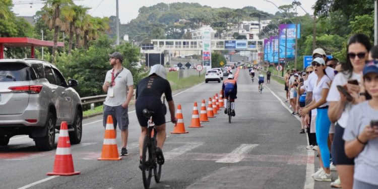Atleta sofre mal súbito durante Ironman e morre após ser socorrido