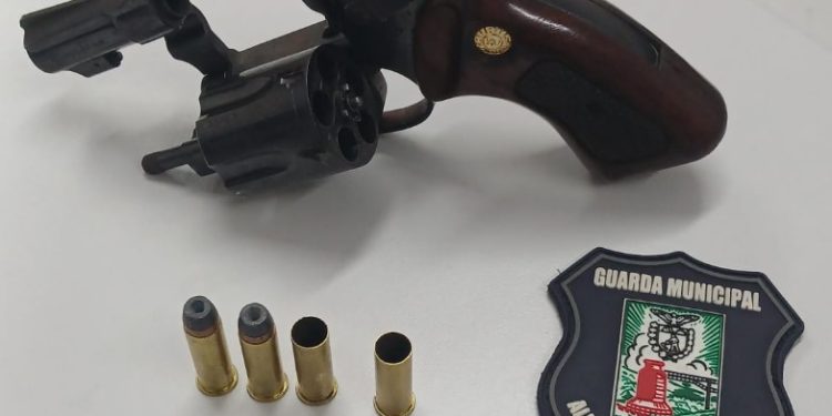 Homem é detido pela Guarda Municipal após disparos de arma de fogo em Almirante Tamandaré