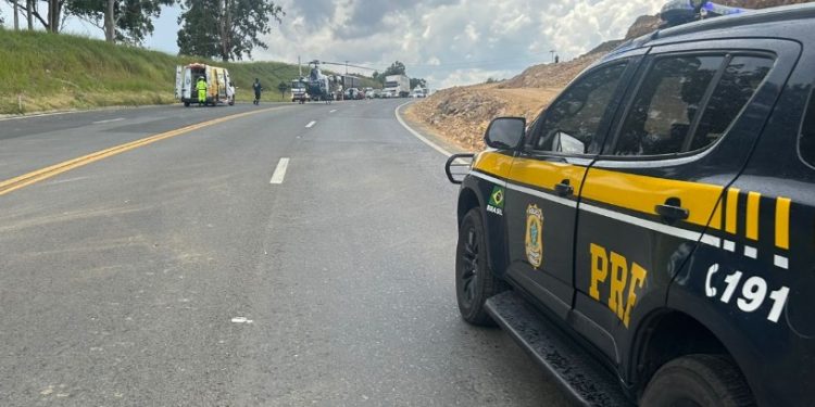 Motociclista fica gravemente ferido após saída de pista na BR-277
