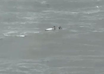 Helicóptero da PM resgata surfista no mar, mas jovem morre após afogamento na Ilha do Mel