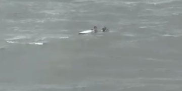 Helicóptero da PM resgata surfista no mar, mas jovem morre após afogamento na Ilha do Mel