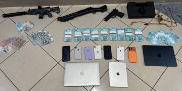 Homem é preso após agredir companheira e polícia encontrar mais de R$ 100 mil em dinheiro falso em Curitiba