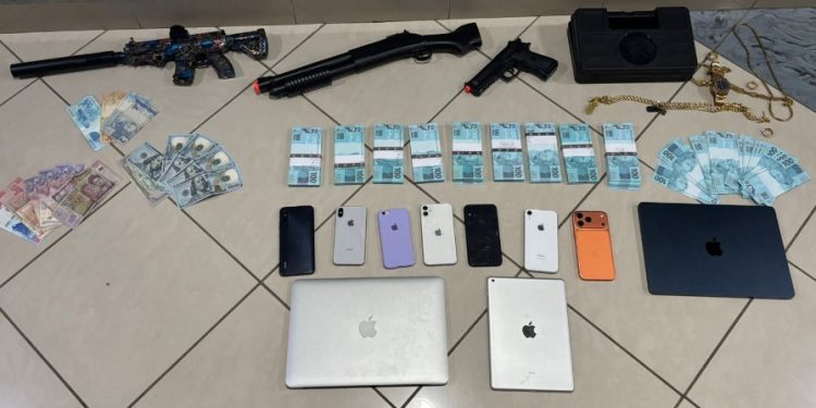 Homem é preso após agredir companheira e polícia encontrar mais de R$ 100 mil em dinheiro falso em Curitiba