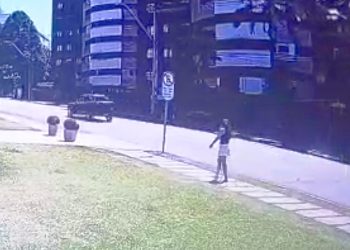 Câmera mostra que casal foi atropelado na calçada no Mossunguê, em Curitiba