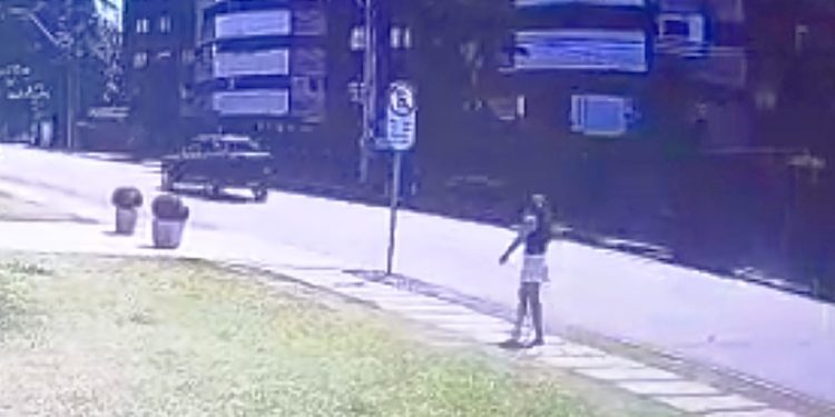 Câmera mostra que casal foi atropelado na calçada no Mossunguê, em Curitiba