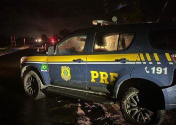 Colisão frontal entre caminhonete e motocicleta deixa dois mortos na BR-153