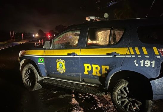 Colisão frontal entre caminhonete e motocicleta deixa dois mortos na BR-153