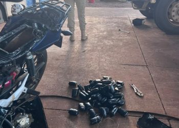 PRF prende mulher com mais de 7 kg de haxixe escondidos em moto adulterada