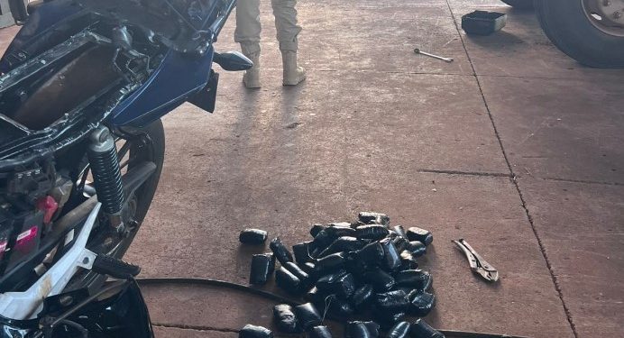 PRF prende mulher com mais de 7 kg de haxixe escondidos em moto adulterada