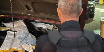 PRF apreende agrotóxicos contrabandeados escondidos no motor de caminhonete