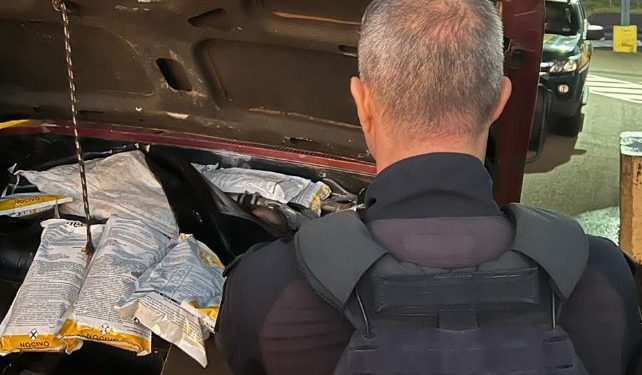 PRF apreende agrotóxicos contrabandeados escondidos no motor de caminhonete