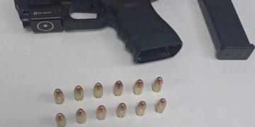Mulher reage a agressão e atira no marido com arma do próprio companheiro em Curitiba