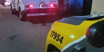 Homem armado com facas morre após avançar contra policiais na CIC