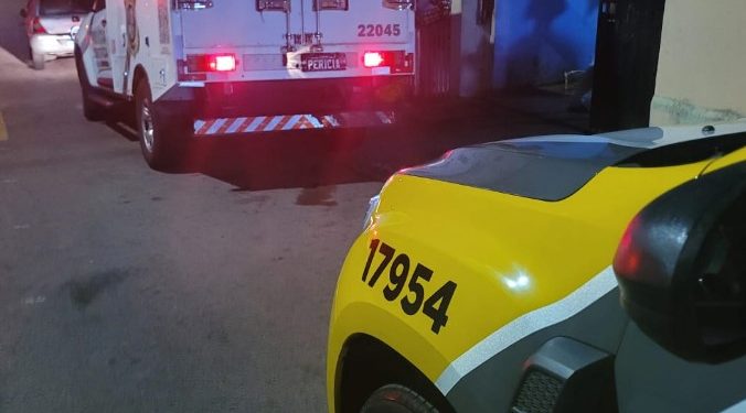 Homem armado com facas morre após avançar contra policiais na CIC