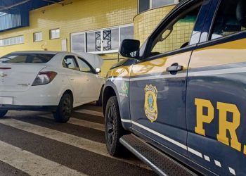 PRF aborda carro com débitos que superam o dobro do seu valor no Paraná