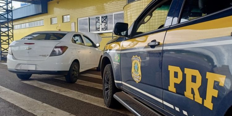 PRF aborda carro com débitos que superam o dobro do seu valor no Paraná