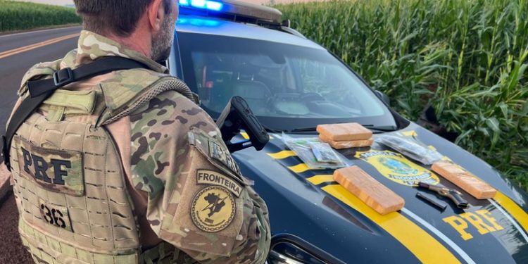 PRF apreende drogas e pistola “premium” após acompanhamento tático