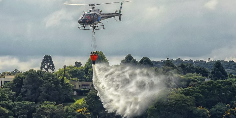 Centro de Operações Aéreas do IAT capacita pilotos para combate a incêndios