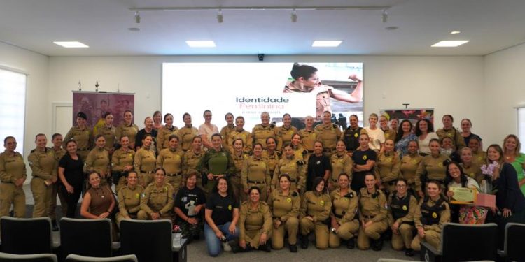 PMPR promove encontro “Chá de Rosas” e debate identidade feminina entre policiais militares