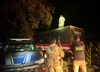 Após fuga e colisão, PRF e PM apreendem cerca de 250 mil maços de cigarros contrabandeados