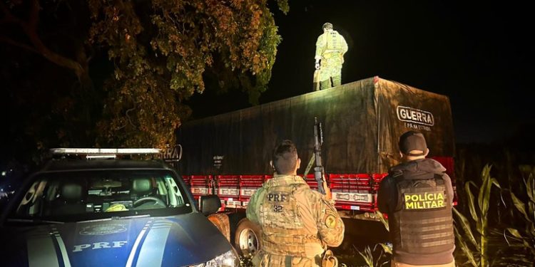 Após fuga e colisão, PRF e PM apreendem cerca de 250 mil maços de cigarros contrabandeados
