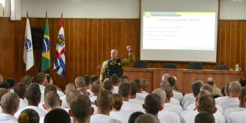 Subcomandante-Geral da Polícia Militar do Paraná ministra aula inaugural para cadetes do Curso de Formação de Oficiais